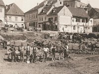 Dolac. Gradilište buduće tržnice 1927. godine, iskop  Tržnica je otvorena 1930. godine na mjestu starih zidina koje su srušene (o tome svjedoči ulica Pod zidom). Nakon što je odlučeno da se preseli stara tržnica Harmica na mjestu današnjeg Trga bana Josipa Jelačića, raspravljalo se o lokaciji nove gradske tržnice. Lokaciju između crkve sv. Marije i Kaptola predložio je arhitekt Viktor Kovačić koji je sudjelovao u regulaciji potoka Medveščaka. Osim zidina je porušeno nekoliko kuća u starom gradskom naselju Dolac.